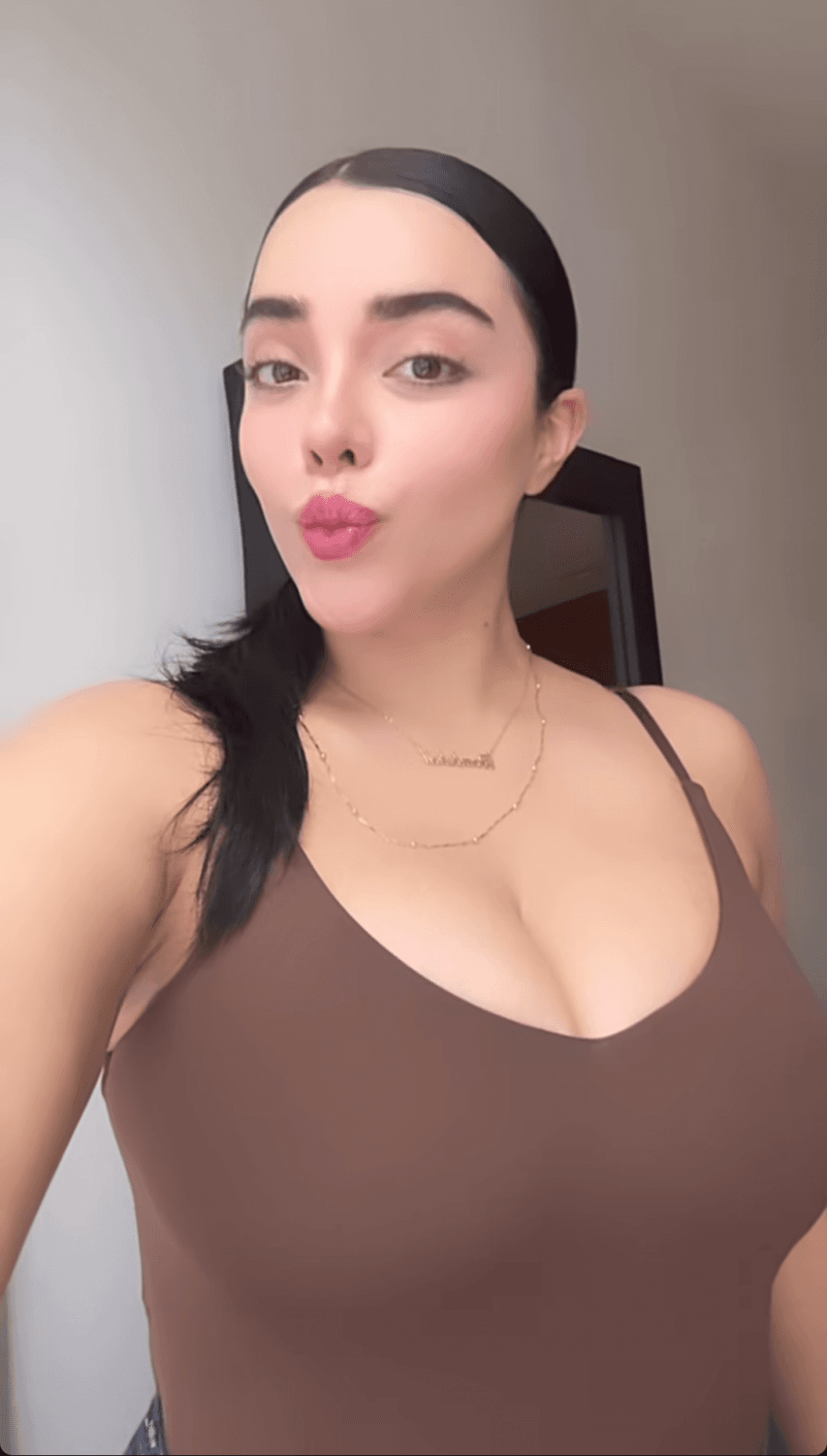 Quiero esa lengüita en mi boca pero ella no sabe que soy bi y la deseo, amo salir con ella