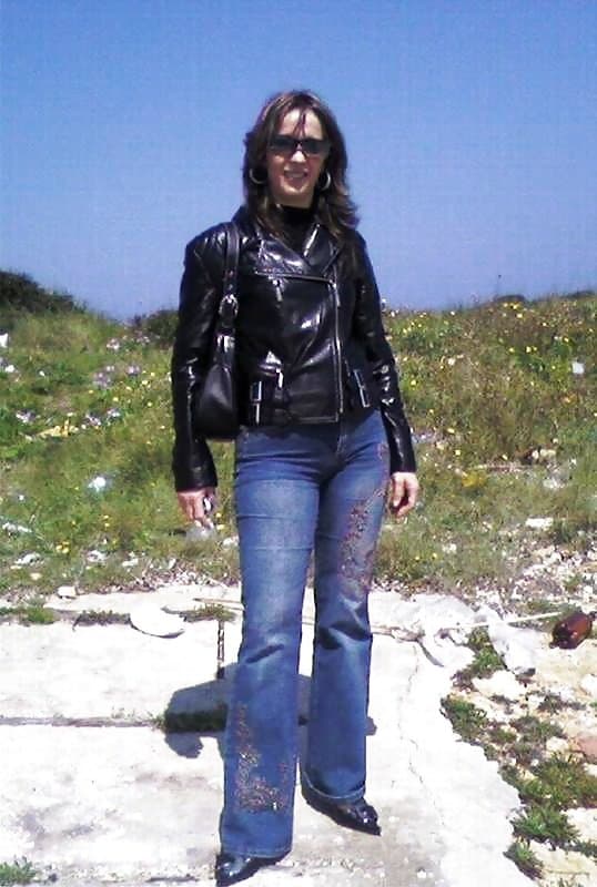 Hairy Italian wife shows her cunt and sucks cock