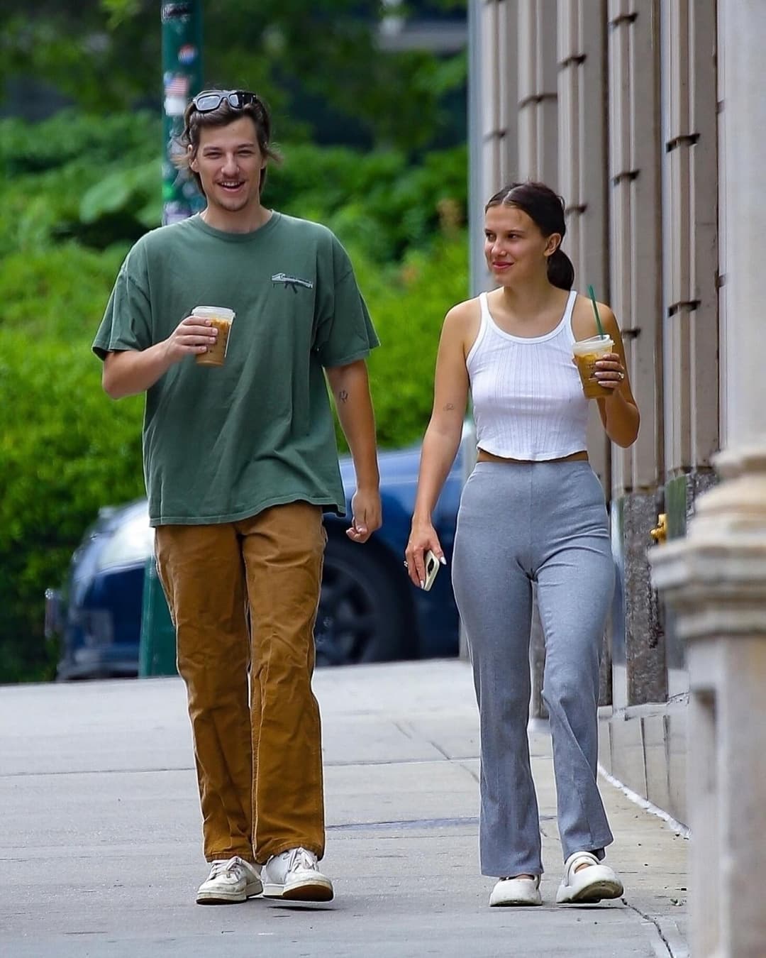 A vagabunda precisa ser segurada e engravidada na frente do marido