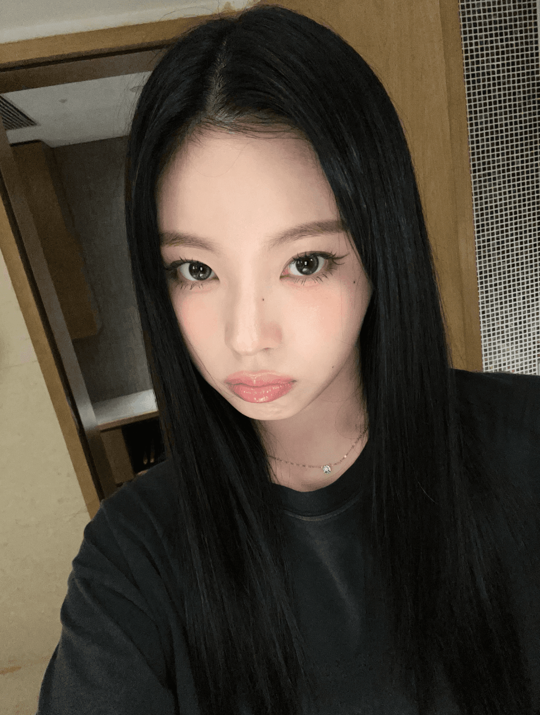 Kyujin nmixx. Come on guys! Leave your empty balls for this kitten face that screams for cum