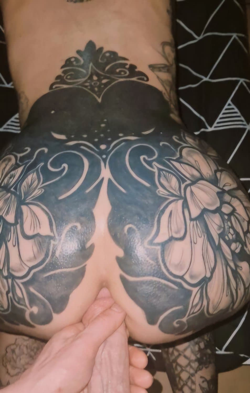 Hot tattooed goth anal slut fuck that big white cock like a pro whore