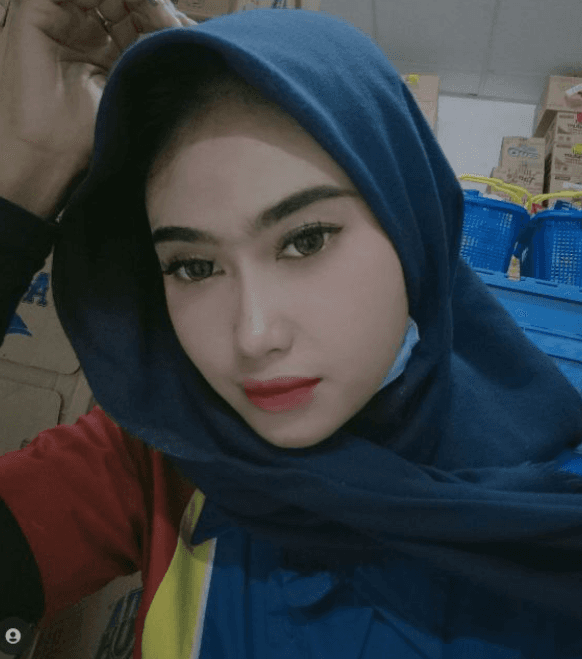 Click to view full size tante rania karyawan indomaret hijab cantik banget show pussy muslim