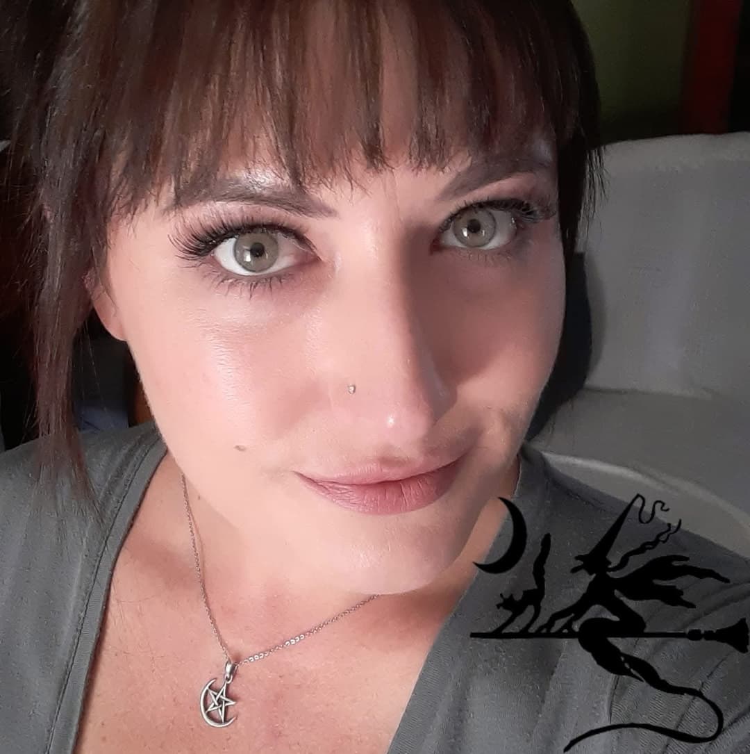 Bored housewife loves knowing she’s being stroked to