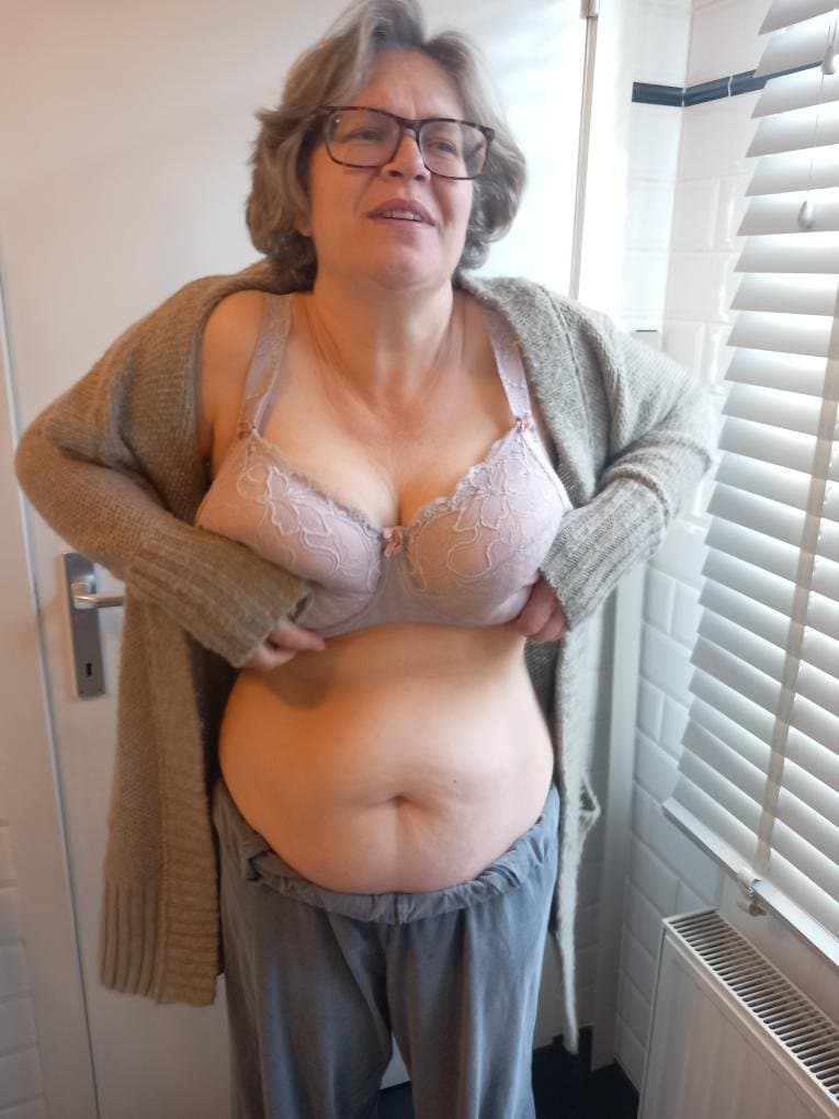 Wer will sie ficken..geile 3loch fickstute aus Belgien. Liebt Sperma und blasen ficken und fisten ❤️