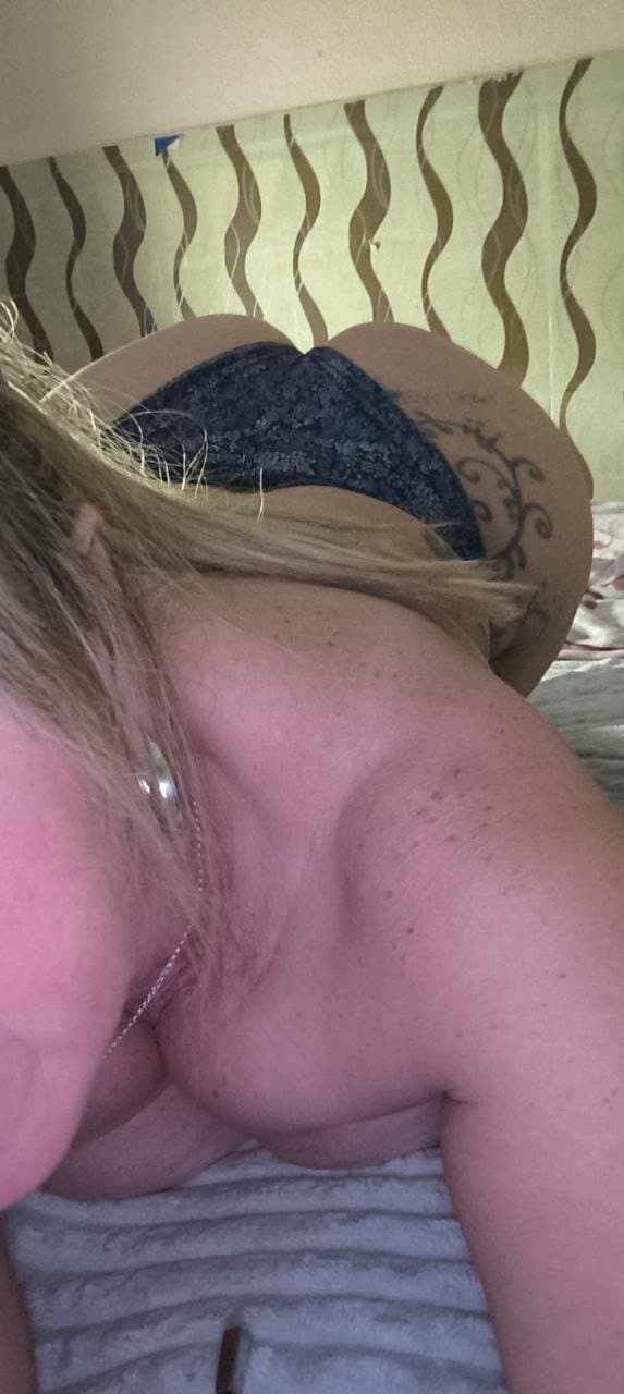 chubby european milf makes her big tits clap @topewoman