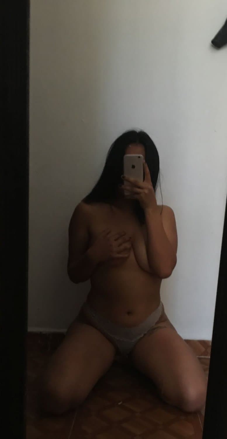 Click to view full size Otros de la morra tetona de pezones grandes y perforados es una perraga de vagina morena