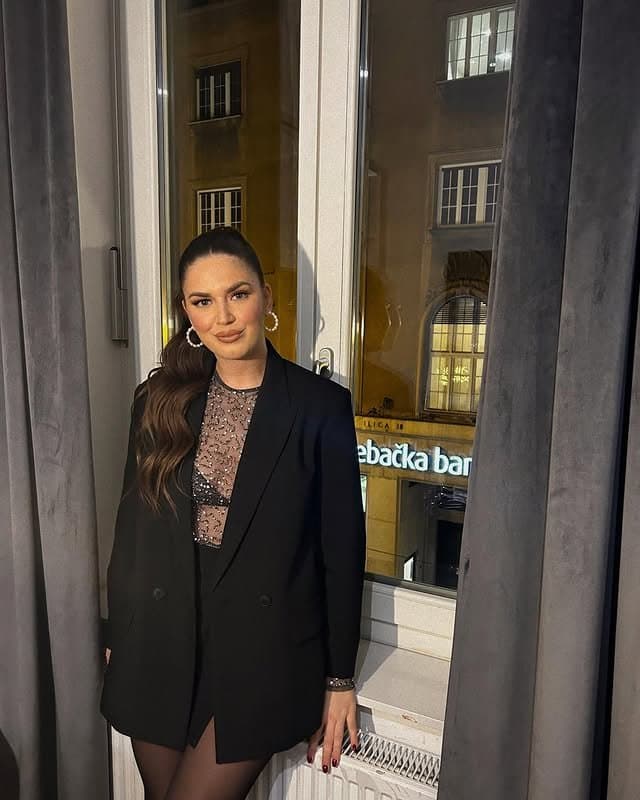 Hot bosnian slut with a great Body and nice legs and feet - footjob and cumface