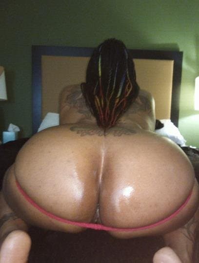 Click to view full size Authentic natural ebony mom BIG OILED ASS leaked from her camera roll