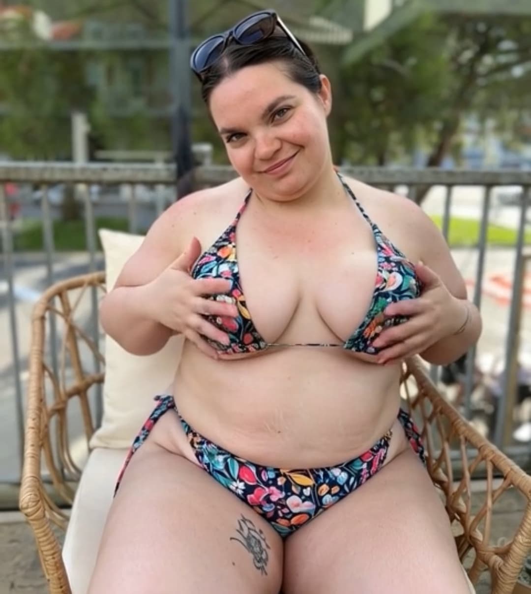 Click to view full size Lyzon Buro grosse putain à baiser de force