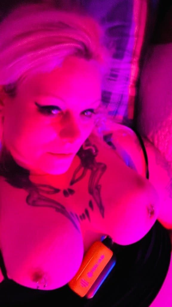 100% REAL. "Oh fuck oh fuck" freaky bbw mom fucks and sucks in a tent