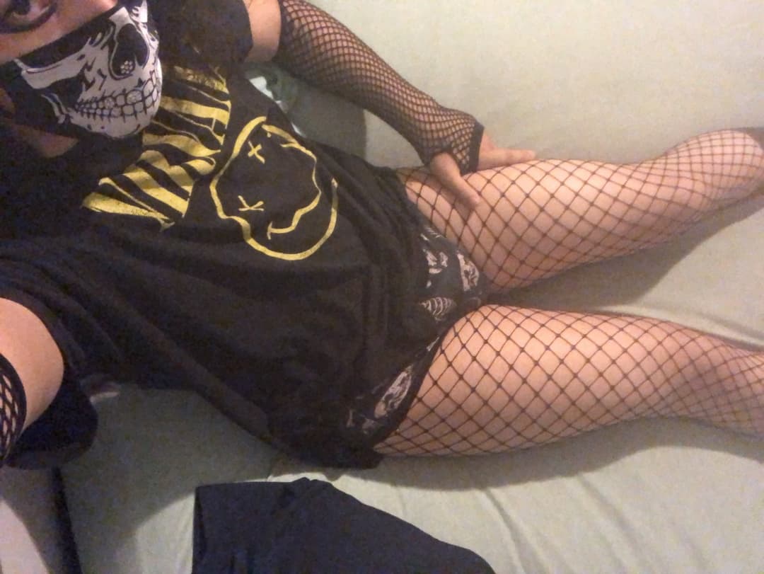 Femboy shakes meaty ass