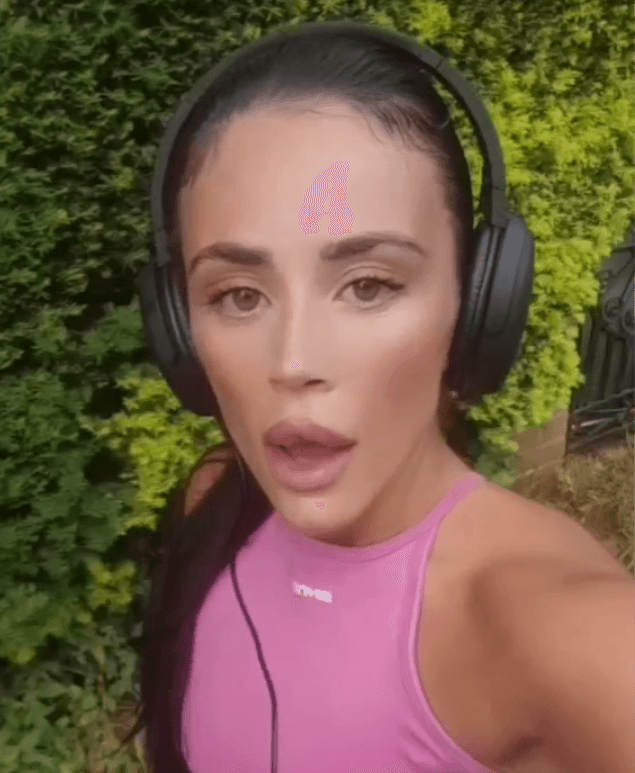 Anyone from Uk surrey come tell me if you know or done anything with this surrey slut kik uklondon28