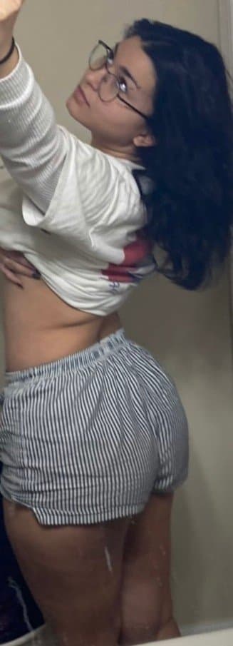 Curvy nice titty dark haired beauty wants to be made famous as a webslut