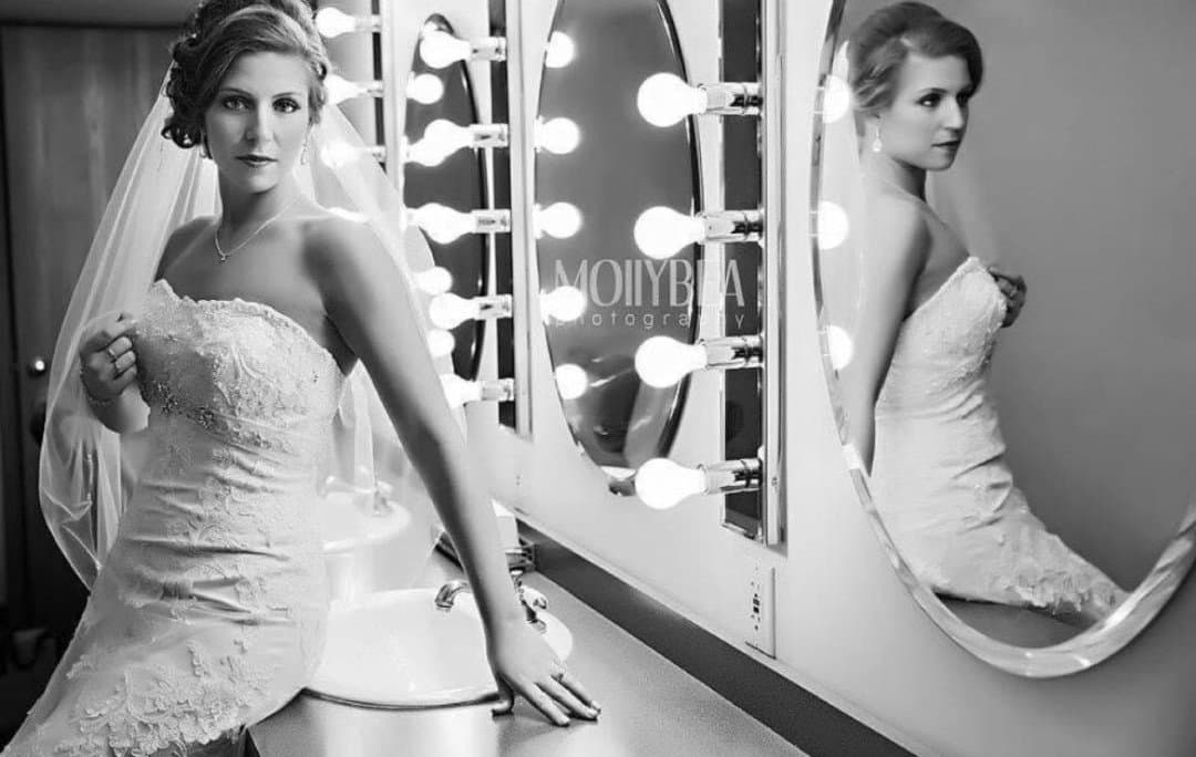 Sexy Burnette milf looking for excitement.