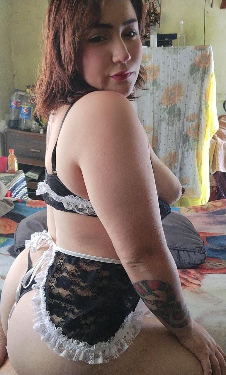 Gordibuena Putipobre vestida de sirvienta puta.