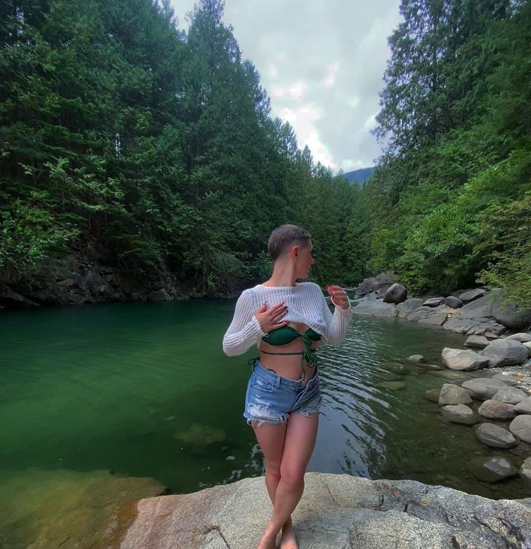 The wonderful slut Hailey Jade squirts in her shorts