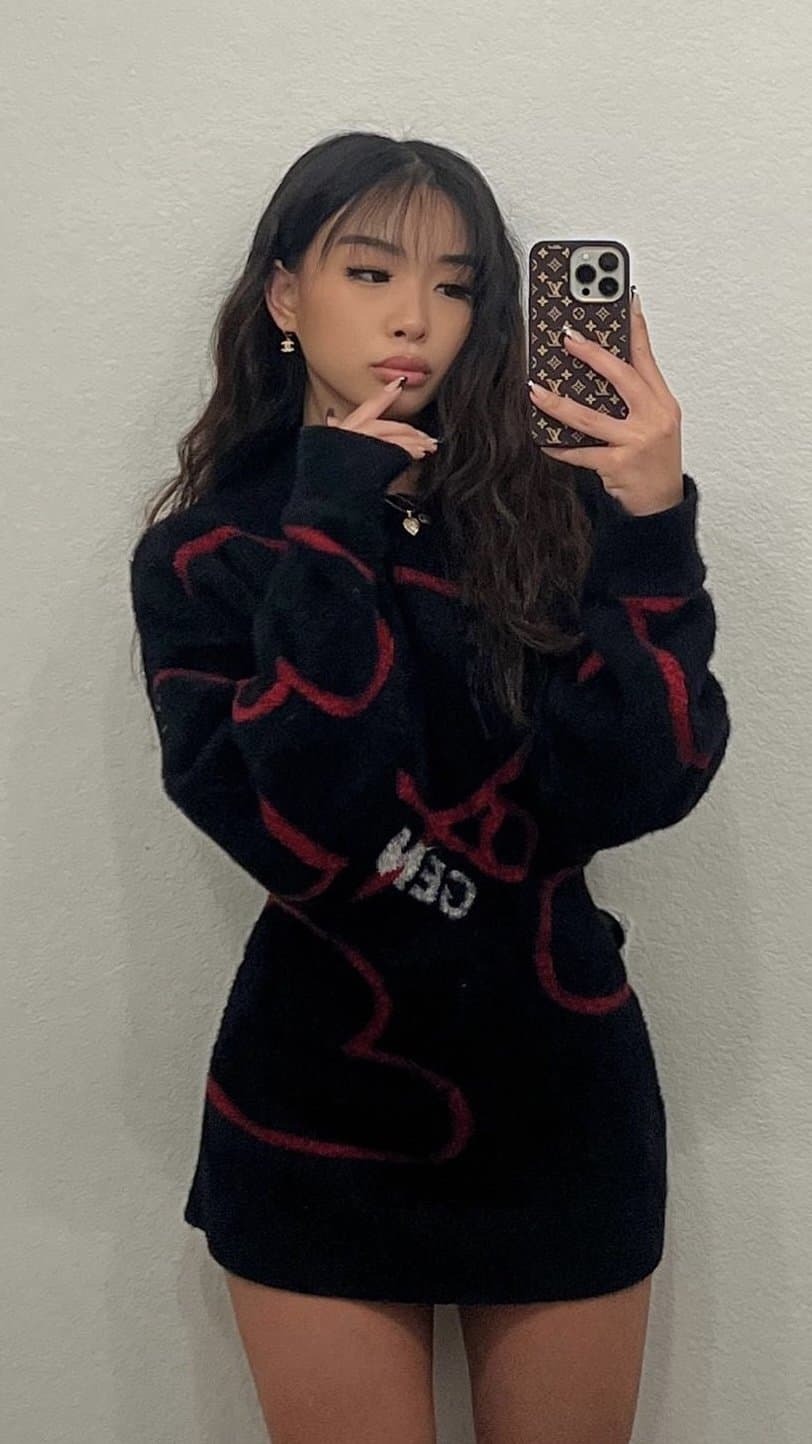 good asian girl getting ready to fuck in the car