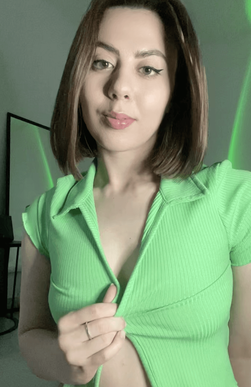 Cute teen shows boobies