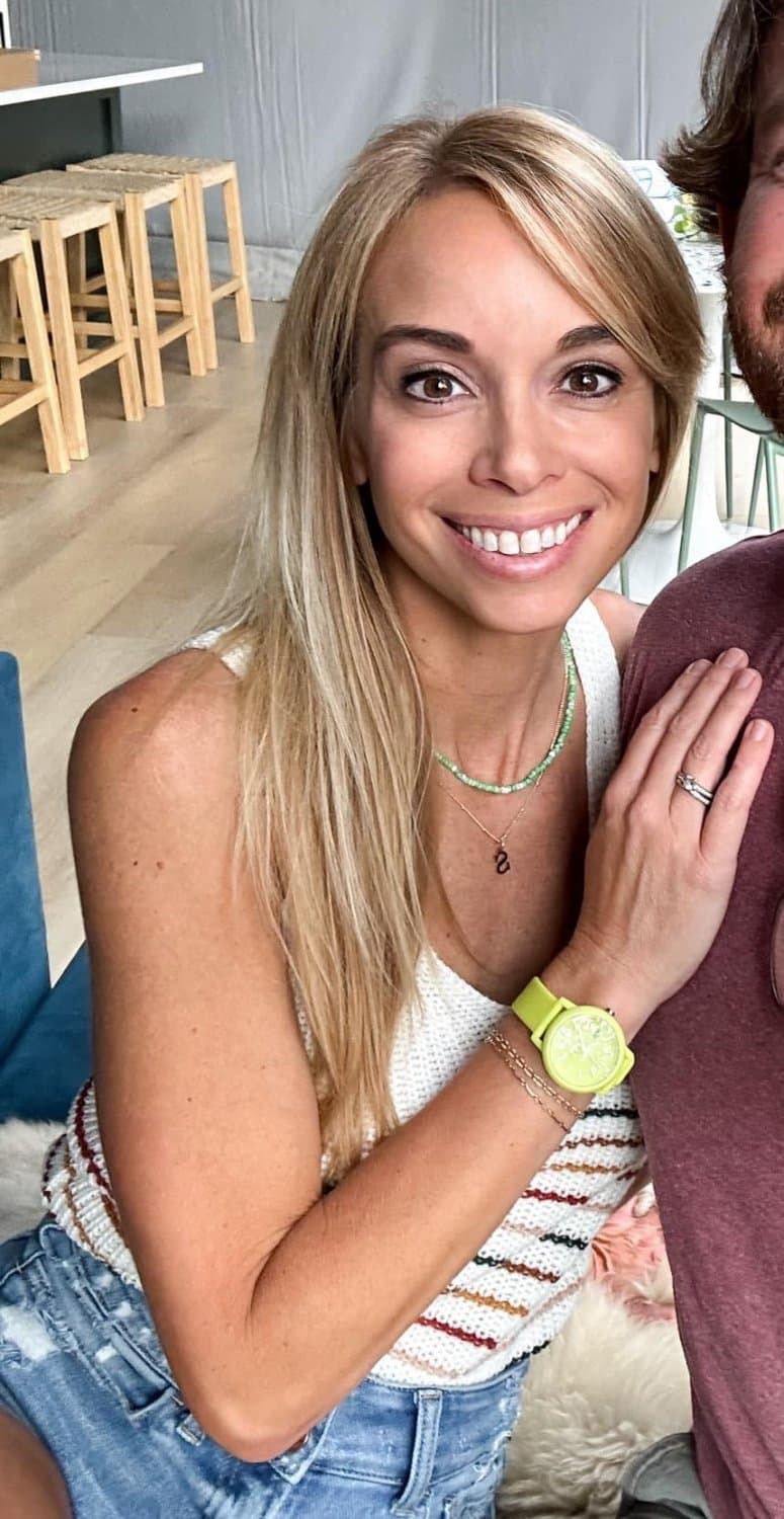 Sarah only shows her ass to everyone in the club, but goes on the G G W bus and shows much more