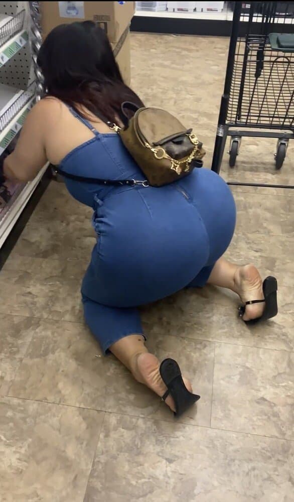 Plump Booty  Latina Milf In Dollar Tree