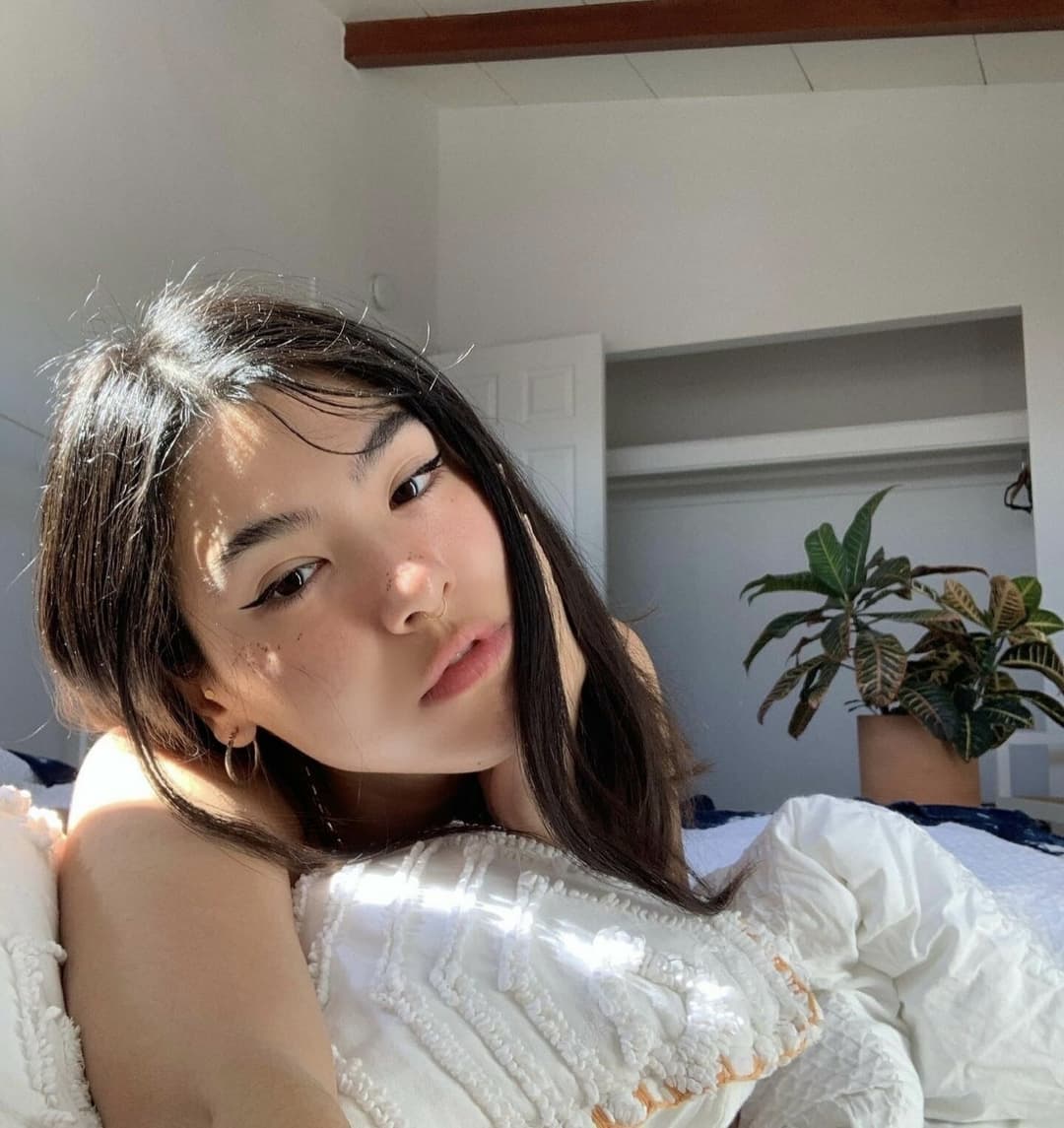 Click to view full size Amateur asian teen shows off her perfect pussy and blowjob skills