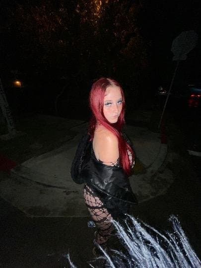 Click to view full size 20 year old burgundy head escort in Orange County ca