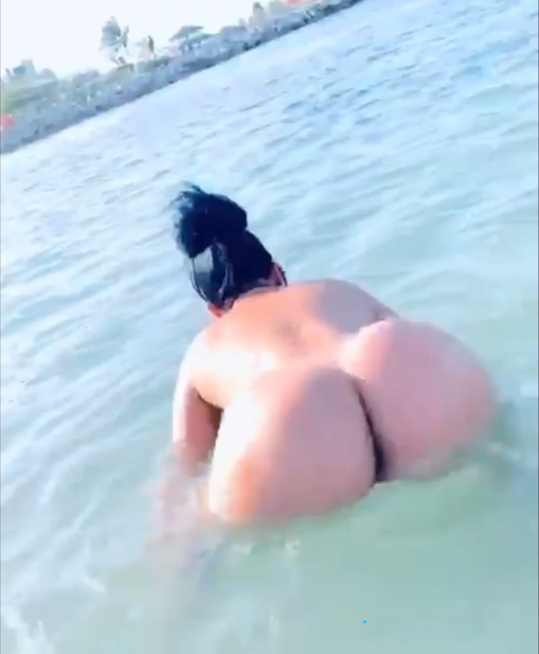 Pvta loca desnuda bailando Twerking en el agua