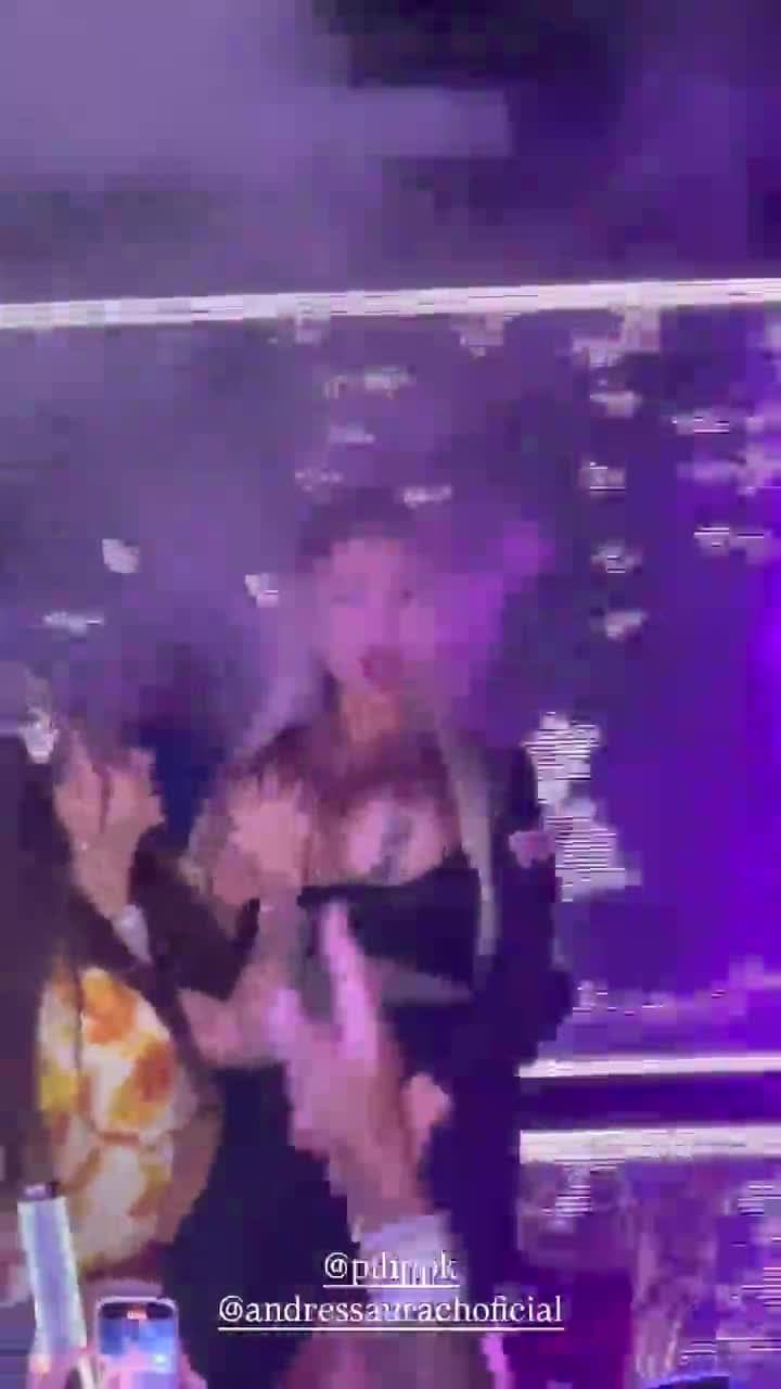 Andressa Urach de quatro no chão gemendo alto