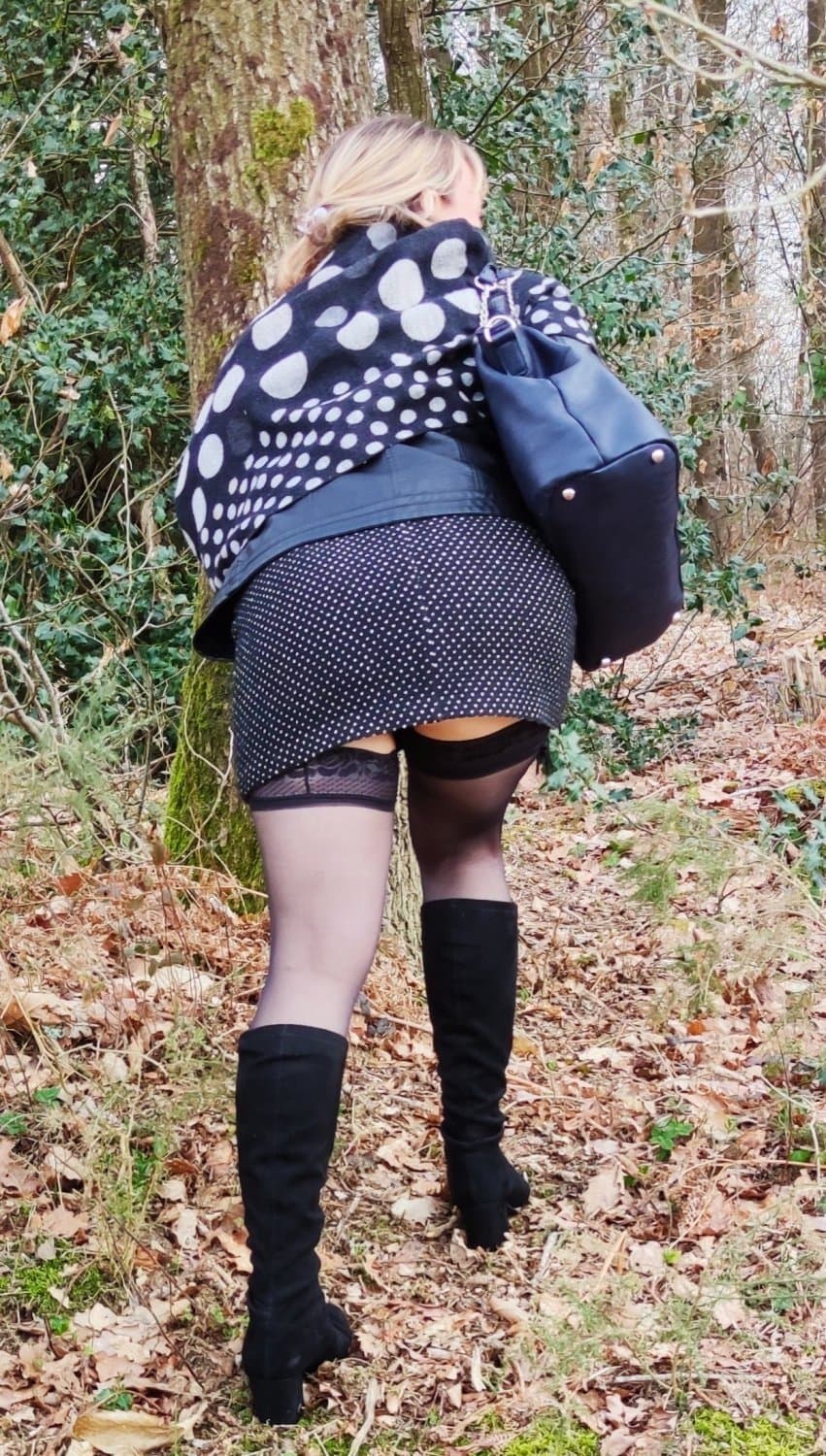 Sophie75 exhib devant des voyeurs dans les bois et ailleurs