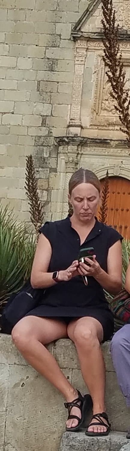 blondie in drees  (legs)