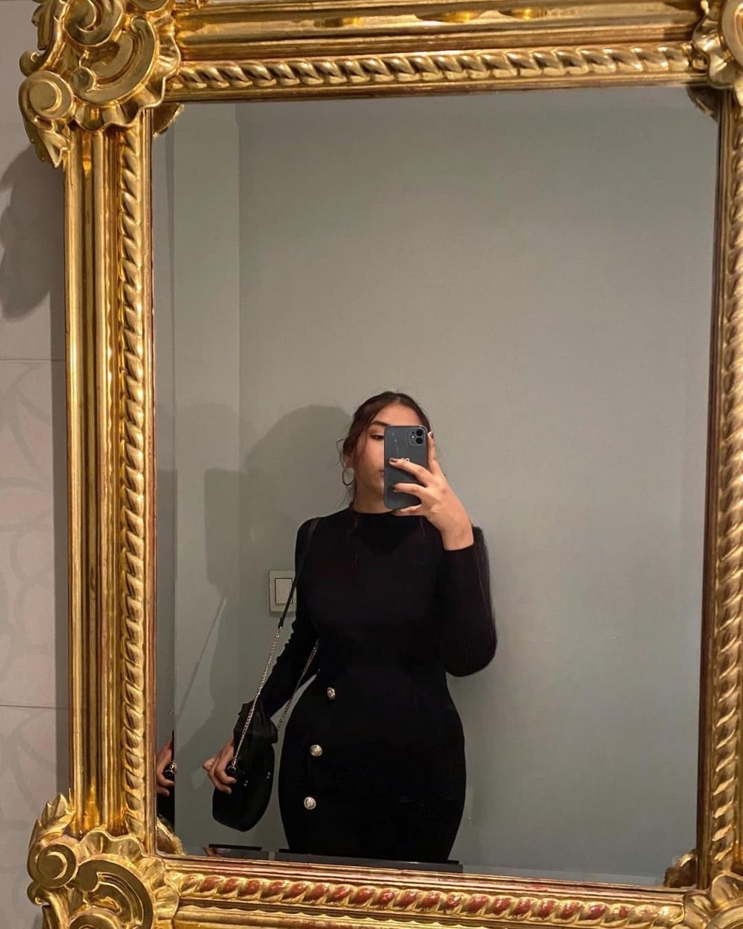 Que hermosas piernas se carga esta morrita?