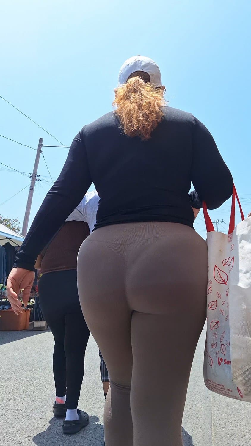 Rico culote de madura milf se le marca la tanga bien rico.