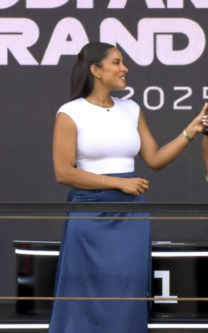 Brown whore loves flaunting her curry cannons on stage. Yeah shake those brown tits you slutty cunt