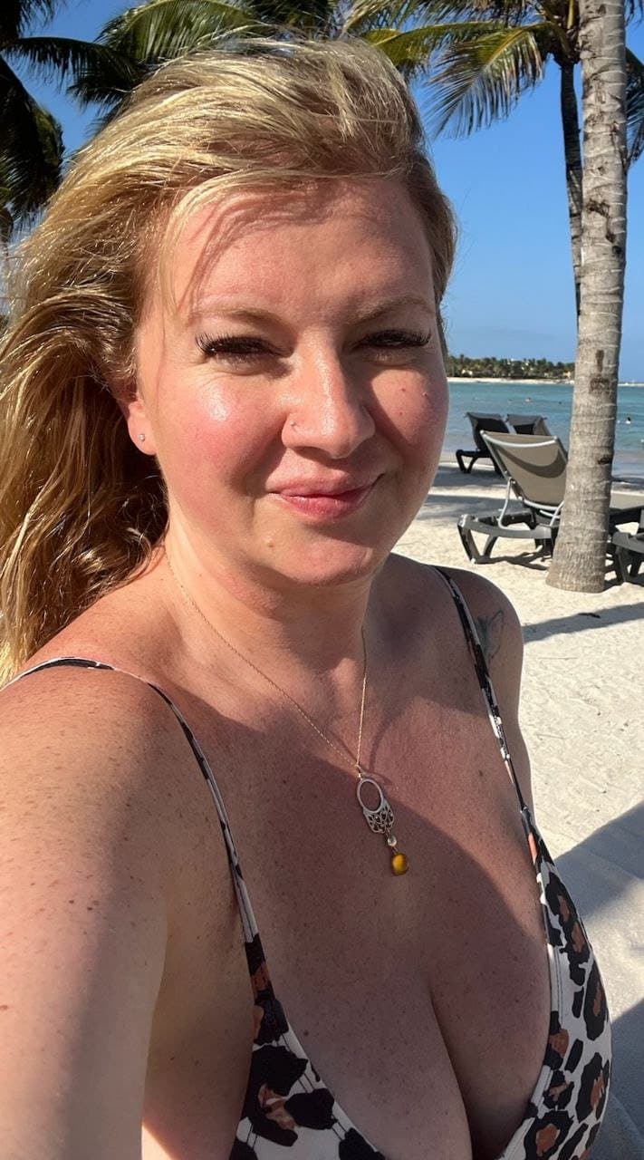 Lena the BBW PAWG wife loves to show off… 10 reposts unlocks pt 2