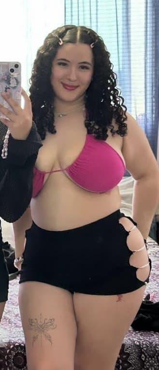 Click to view full size Zorra de buen cuerpo calienta a todos mostrando su enorme culote en bikini