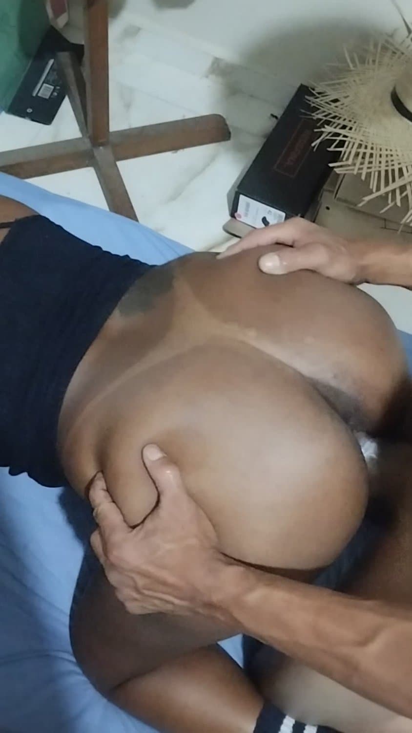 Esposa com o amigo do marido, corno todo feliz filmando a esposa com outro