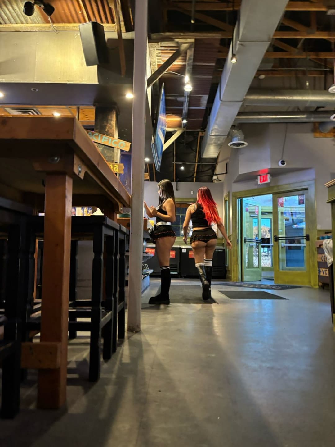 I wanted to grab on dis hoes ass so bad??