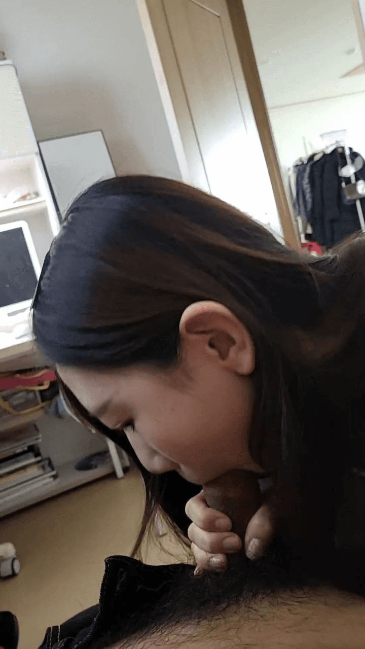 Korean exchange student sucks at her dorm