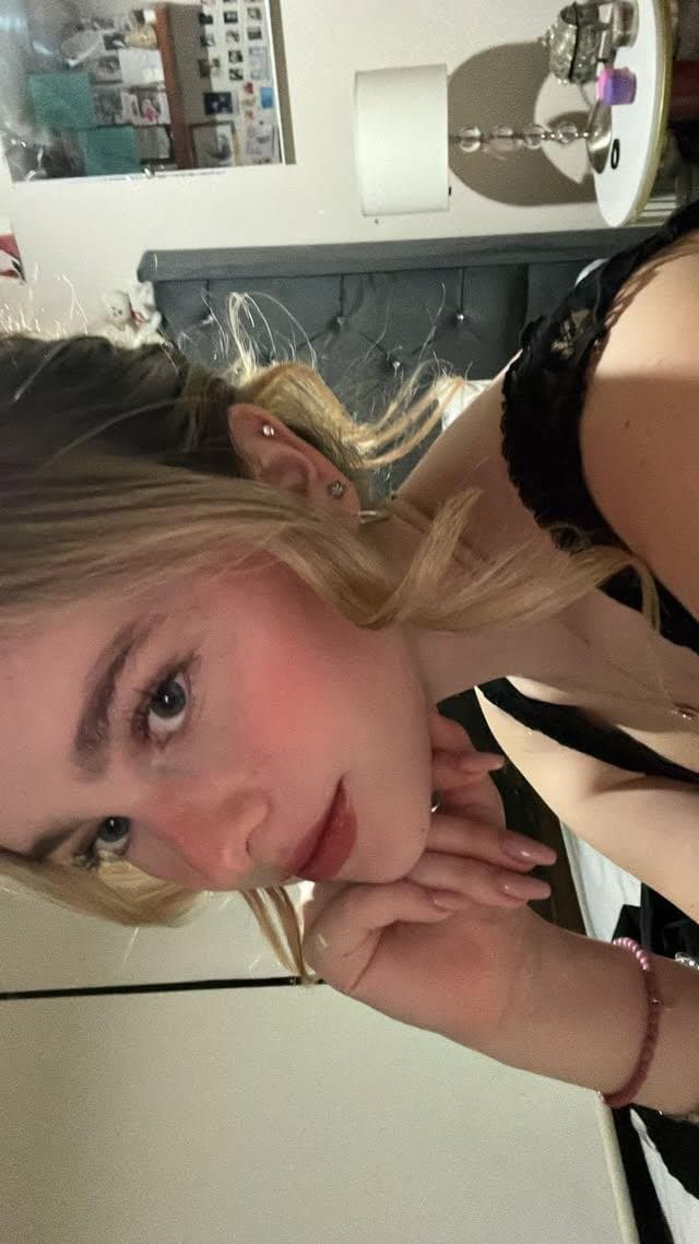 La puta tetona de Giulia, esta recien desbloqueada con 18?lista para recibir una cogida brutal