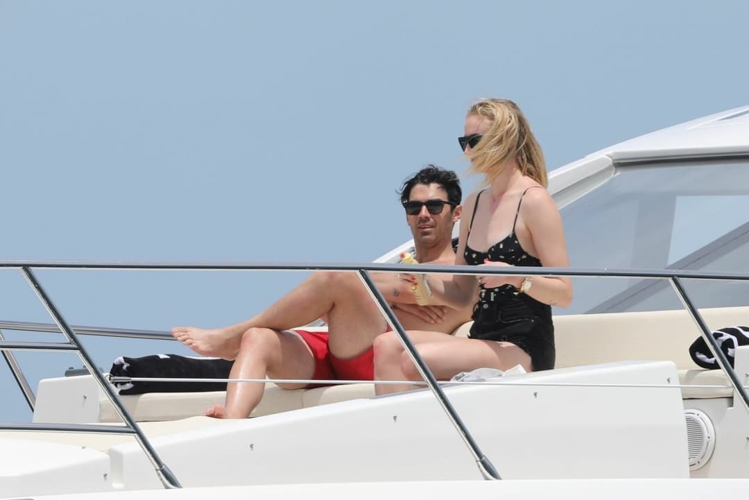 Game of thrones actress Sophie Turner flashes tits on beach.