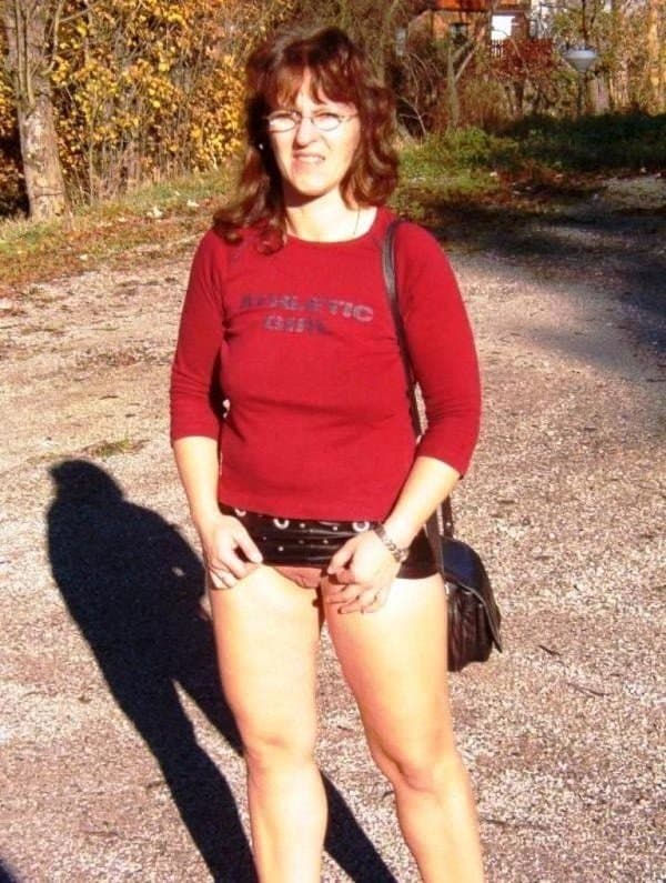 Kerstin ohne Slip unterm Rock -2