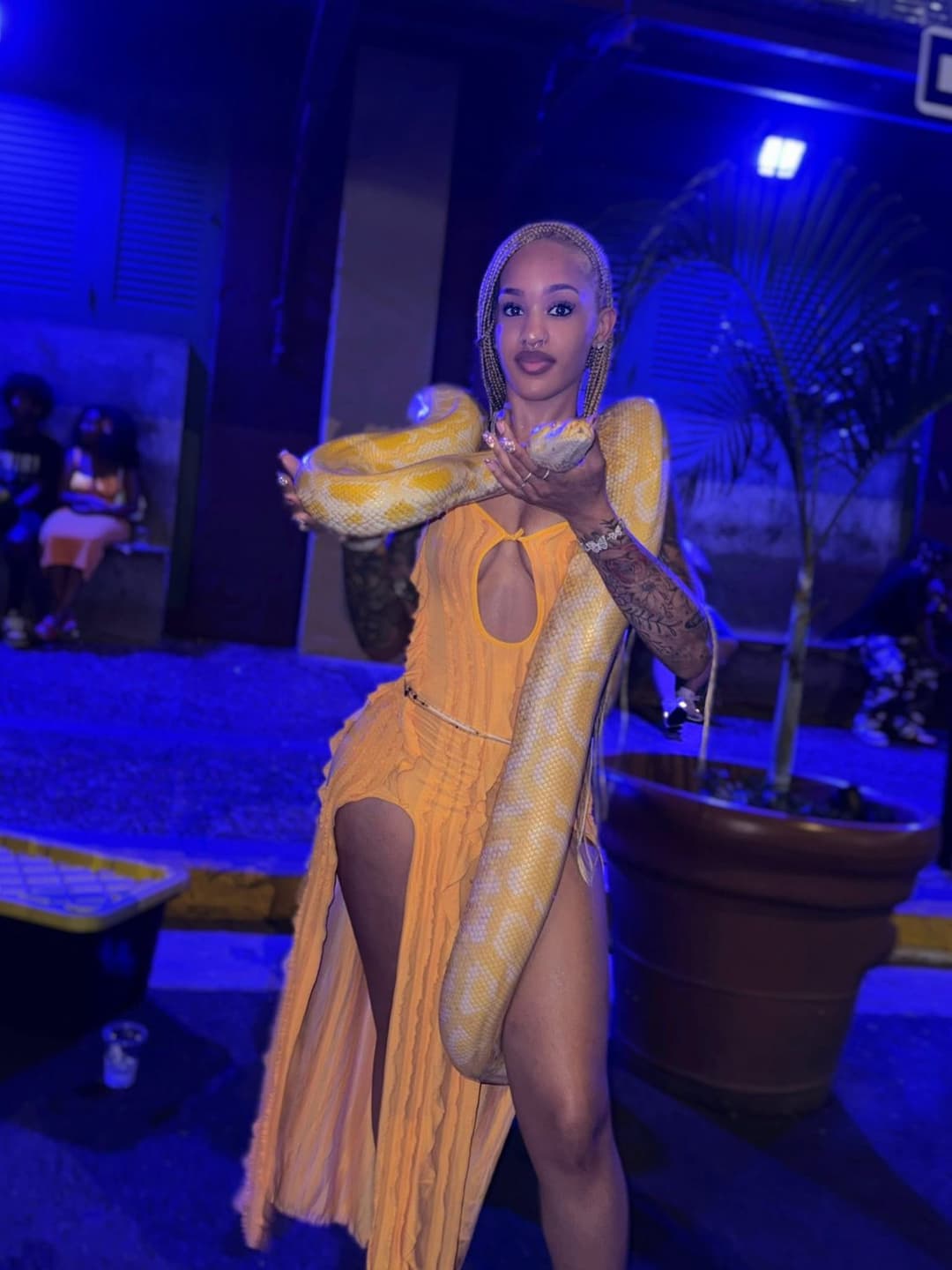 Fit ebony with phat ass & phat pussy print ???