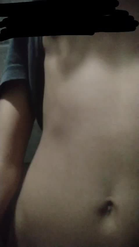 Chico Joven muestra su cuerpo, sus lindos pezones son cafe