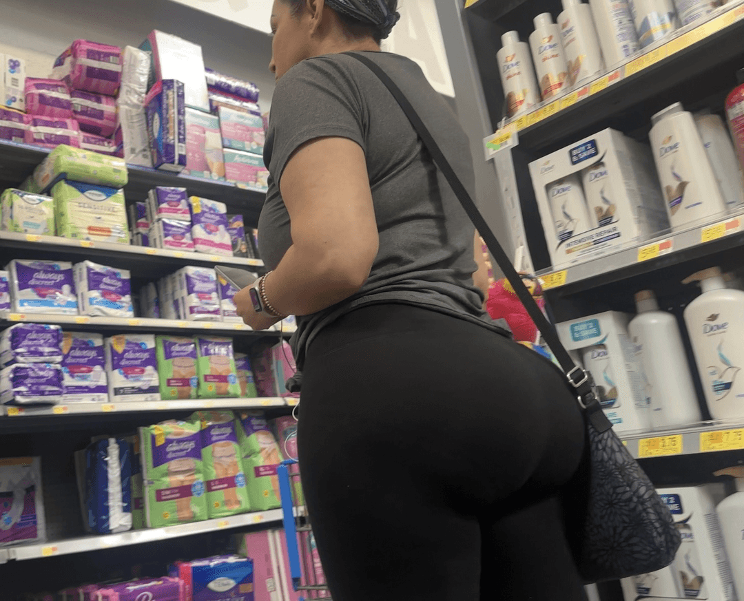 Lightskin Milf With The Phattie In Walmart