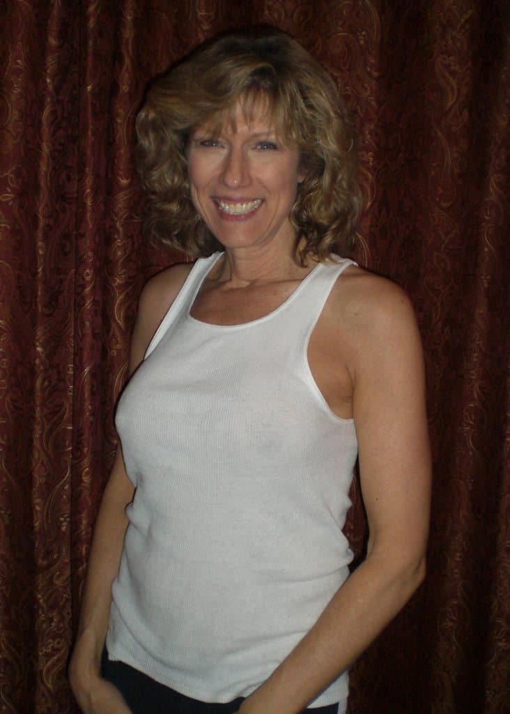 Gorgeous GILF Mary shows off her banging body