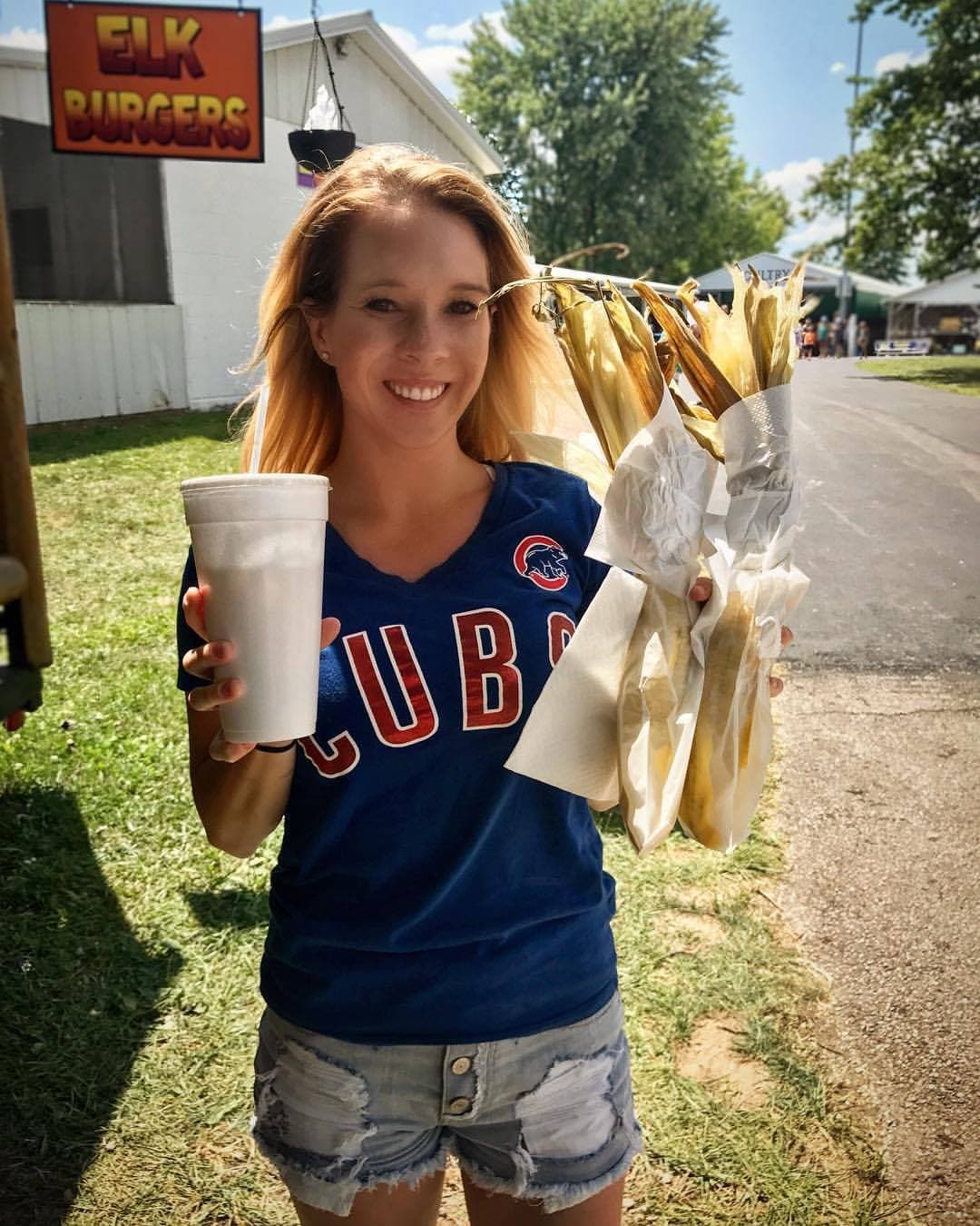 Small tits girl showing boobs at GGW