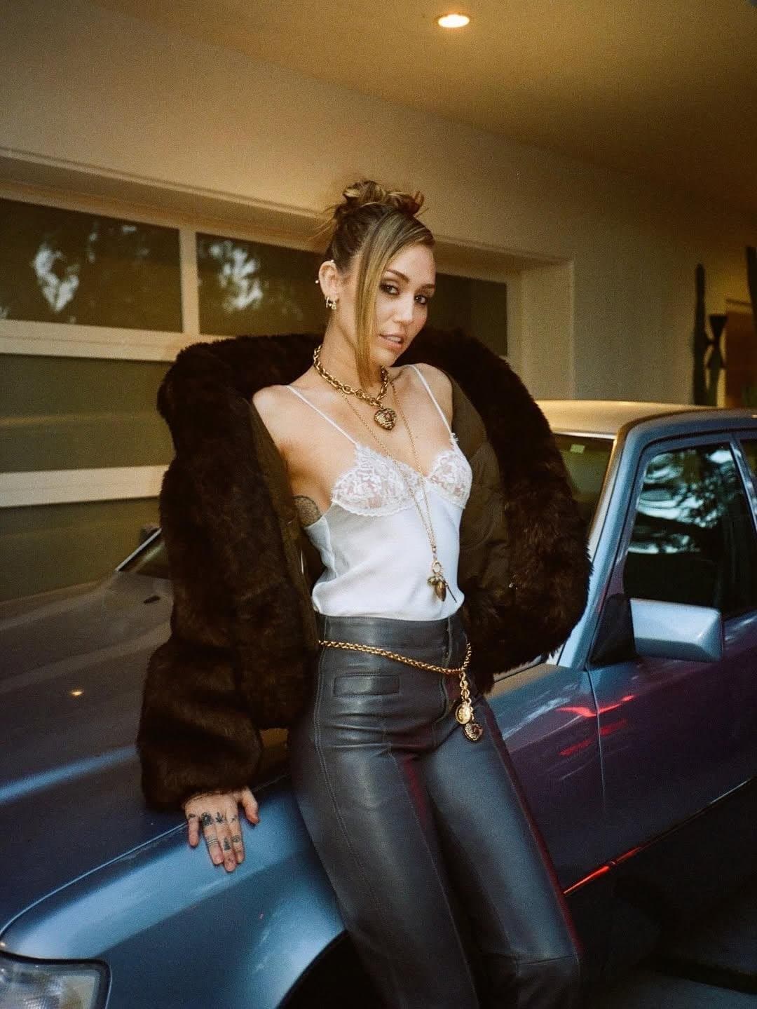 Miley Syrus a beauty , new pretty photos...Miley very sexy !!!