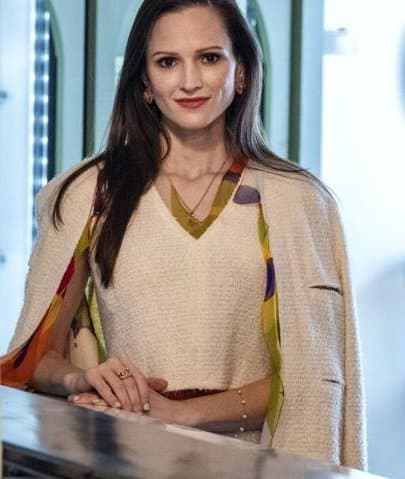 Anybody recognize this busty Mardi Gras flasher? ?