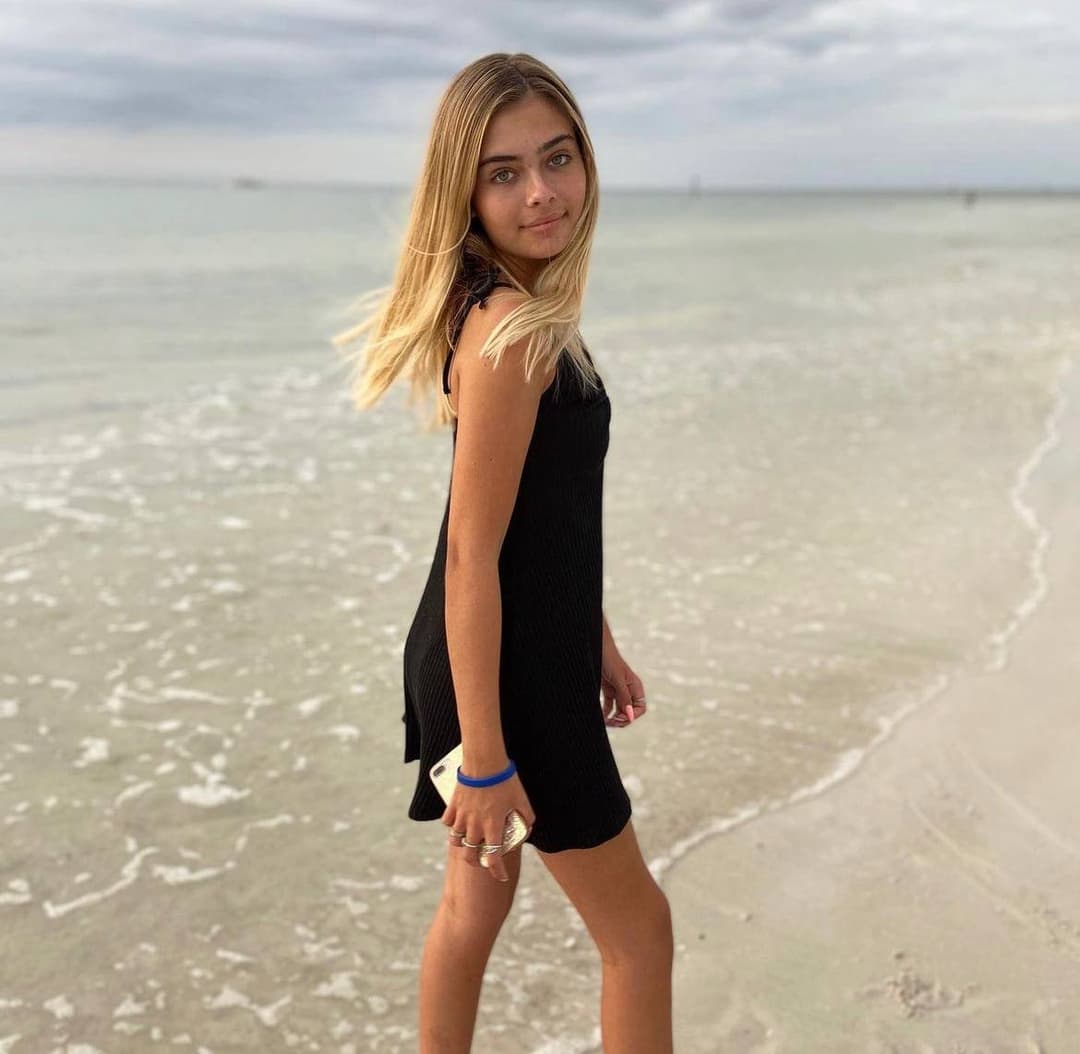 Beautiful Model Harley Elise Chapman