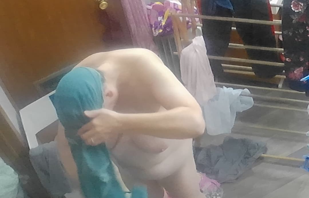 Mature milf spied on after shower